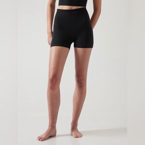 ELATION ULTRA HIGH RISE SHORTIE 🖤 Size XXS